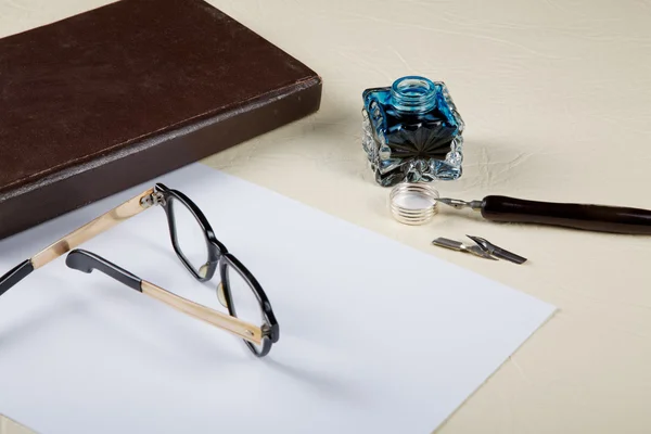 Stilleven met de oude inkt pot en ganzenveer — Stockfoto