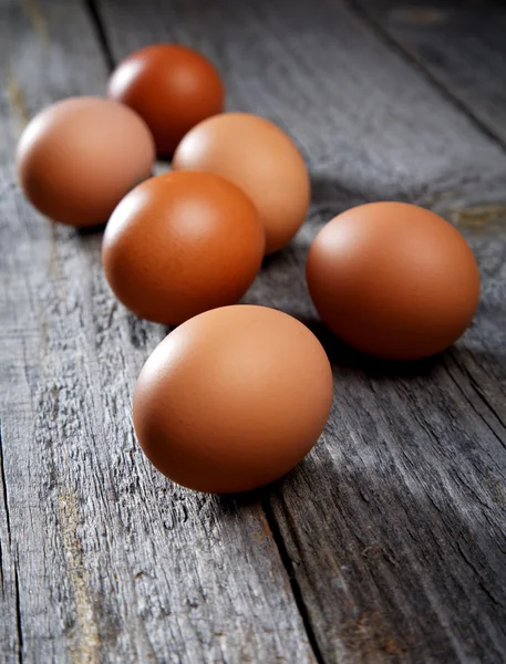 Яйця на старому сільському столі — стокове фото