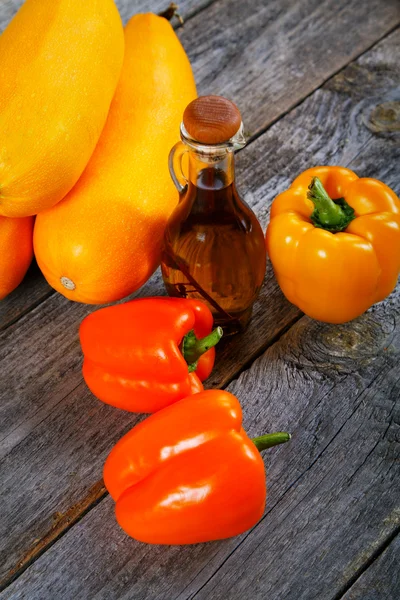 Növényi cukkini paprika és olíva olaj, egy vidéki tábla — Stock Fotó