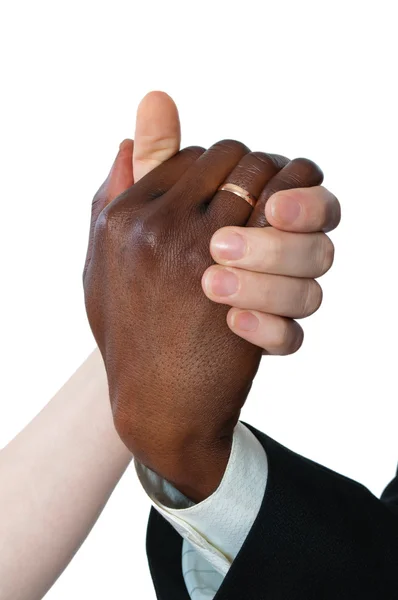 Θηλυκό λευκό και το μαύρο του ανθρώπου χέρι νιόπαντρος — Φωτογραφία Αρχείου