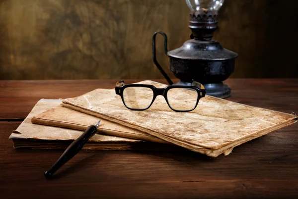 Stilleben med gamla skrift-böcker och en olje-lampa — Stockfoto