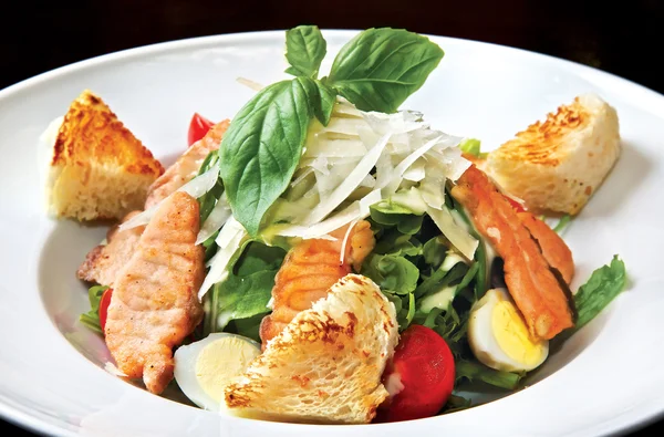 Caesar salad with salmon — Stock Photo, Image