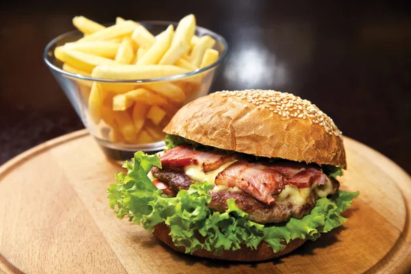 Hambúrguer com carne e bacon — Fotografia de Stock