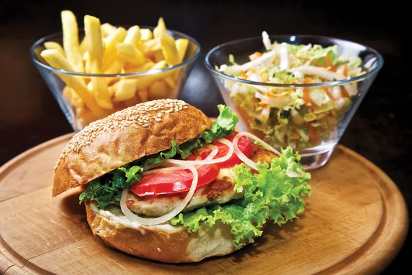 Hambúrguer de frango com filé de frango e tomates — Fotografia de Stock