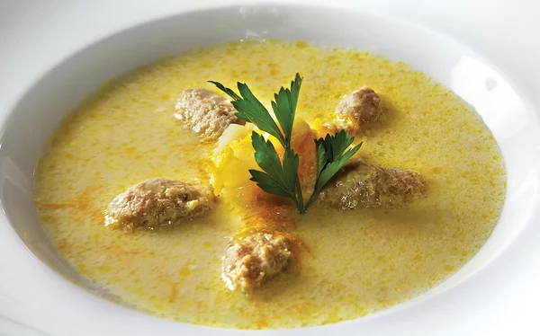 Sopa de queijo com almôndegas de frango — Fotografia de Stock