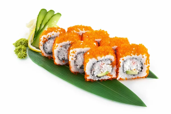 Beyaz arka plan üzerinde izole suşi masago