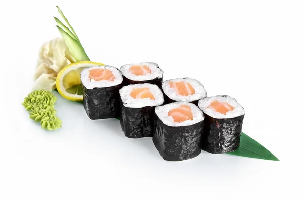 Somon balıklı suşi rulosu beyaz arkaplanda izole edildi