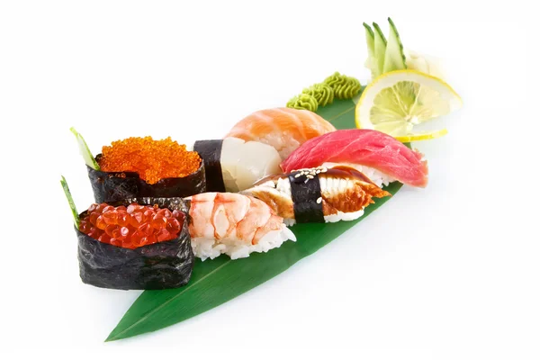 Nigiri sushi izolovaných na bílém pozadí — Stock fotografie