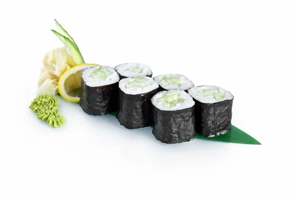 Sushi rolka s okurkou solated na bílém pozadí — Stock fotografie