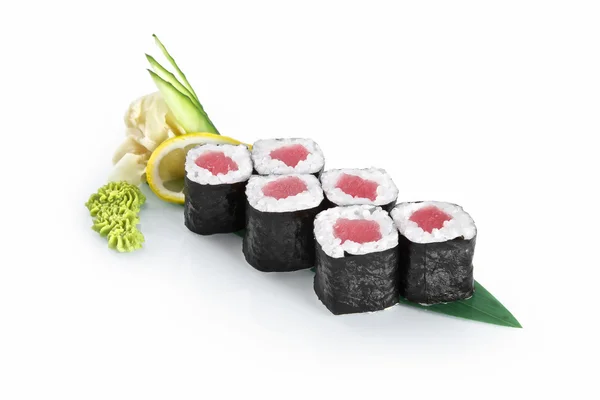 孤立在白色背景上的金枪鱼寿司卷 — 图库照片#