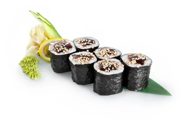 Sushi Roll com enguia e pepino isolado em fundo branco — Fotografia de Stock