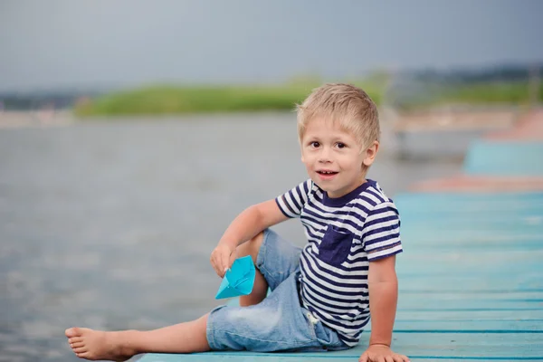 Menino de quatro no molhe pelo mar — Fotografia de Stock