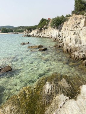 Rocky Sahili. Renkli plaj. Yunanistan