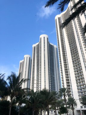 Miami Sahili, Florida. Sahile yakın otellerin, otellerin ve apartmanların yüksek binaları.