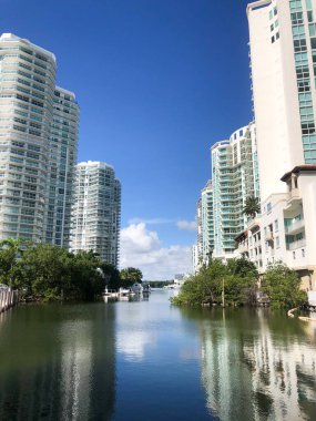 Miami Sahili, Florida. Sahile yakın otellerin, otellerin ve apartmanların yüksek binaları.