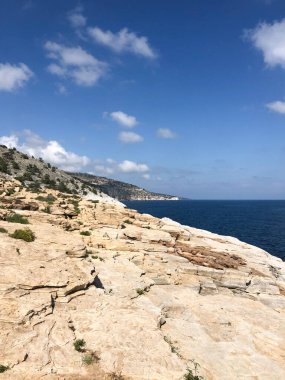 Rocky Sahili. Renkli plaj. Yunanistan