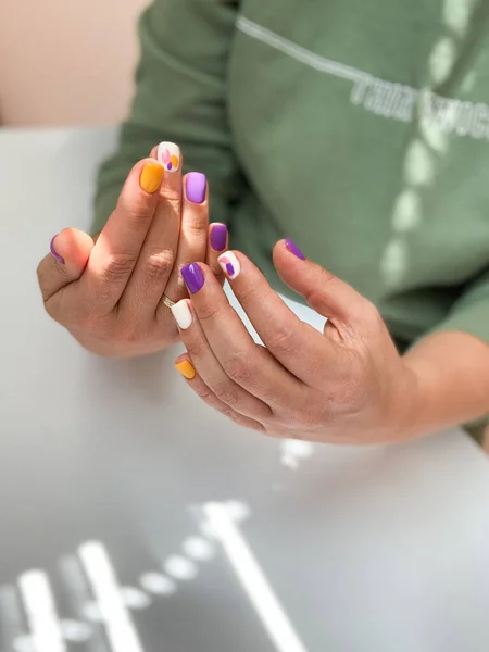 Mani Una Donna Con Manicure Sulle Unghie Concetto Salone Bellezza — Foto Stock