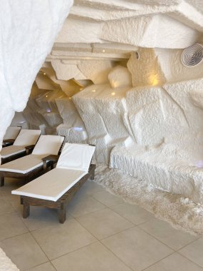 Tuz odası. Beyaz yataklar. Sanatoryumda sağlık prosedürleri