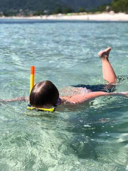 ダイビングの後 海でマスクを着て濡れた髪の男の子 — ストック写真