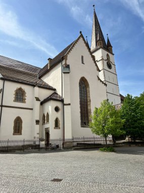 Güneşli bir günde Sibiu Lutheran Katedrali, Romanya 2022