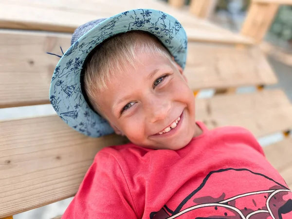Chłopiec Radowej Koszuli Kapeluszu Uśmiechnięty Szczęśliwy Bawiąc Się Parku — Zdjęcie stockowe