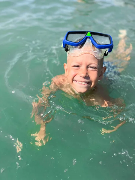 Garoto Caucasiano Usar Máscara Mergulho Nadar Mar Perto Retrato Com — Fotografia de Stock