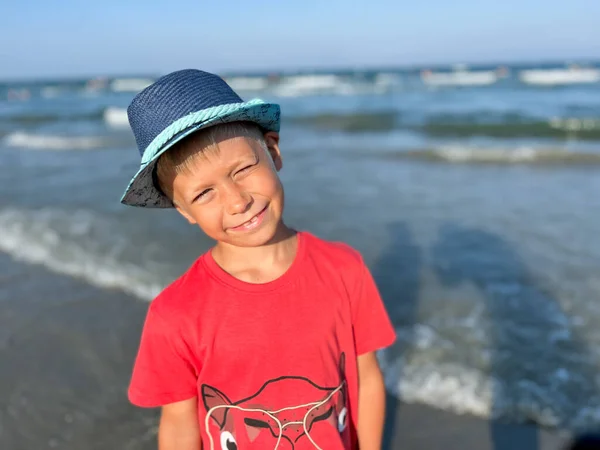 해변에서 행복한 아이의 초상화 — 스톡 사진