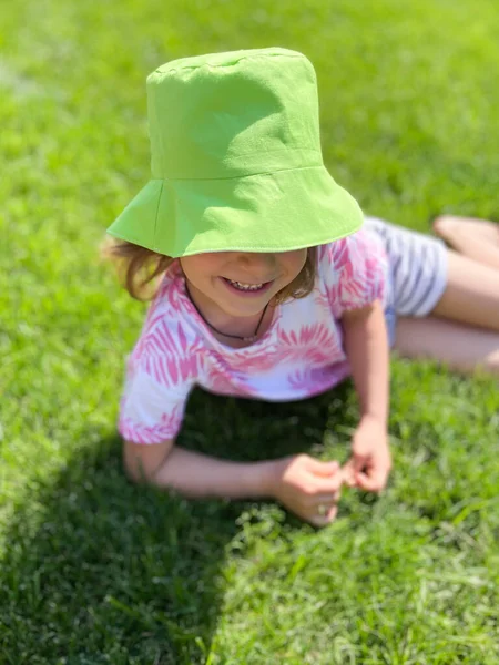 Κοντινό Πλάνο Ενός Καλοκαιρινού Πορτραίτου Ενός Κοριτσιού Πράσινο Καπέλο — Φωτογραφία Αρχείου