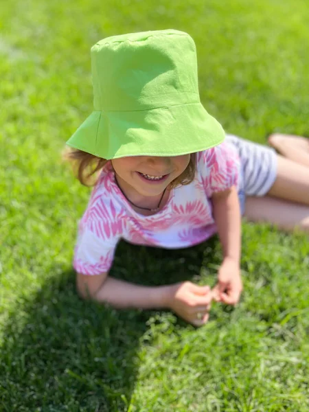 Close Retrato Verão Uma Menina Chapéu Verde — Fotografia de Stock