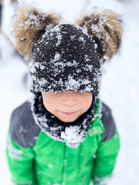 Komik Küçük Çocuğun Yakın Plan Portresi Sıcak Giysi Şapka Eşarp — Stok fotoğraf