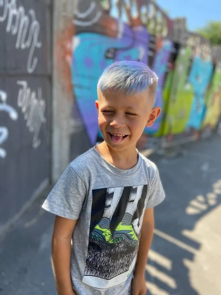 Bonito Engraçado Menino Com Brilhante Azul Colorido Cabelo Fundo Uma — Fotografia de Stock