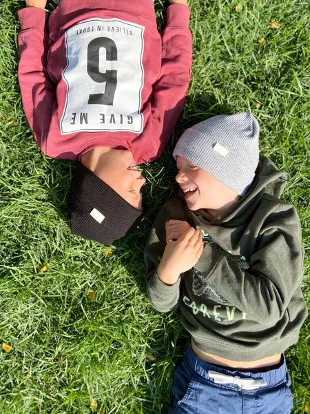 Dois Garoto Bonito Deitado Fundo Grama — Fotografia de Stock