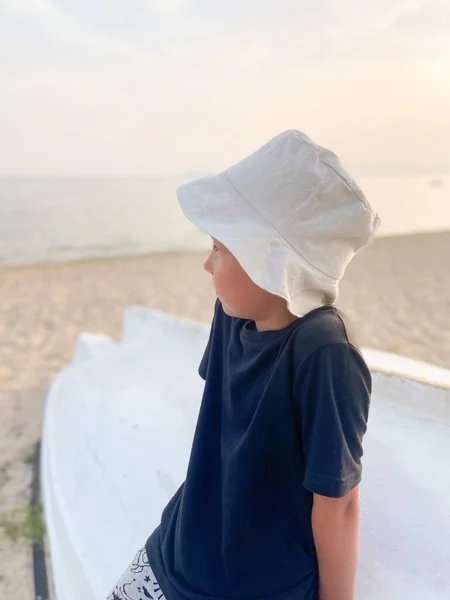 Καλοκαιρινές Διακοπές Στη Θάλασσα Αγόρι Στη Θάλασσα — Φωτογραφία Αρχείου