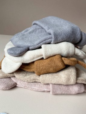 Çocuklar için renkli bir kış şapkası.