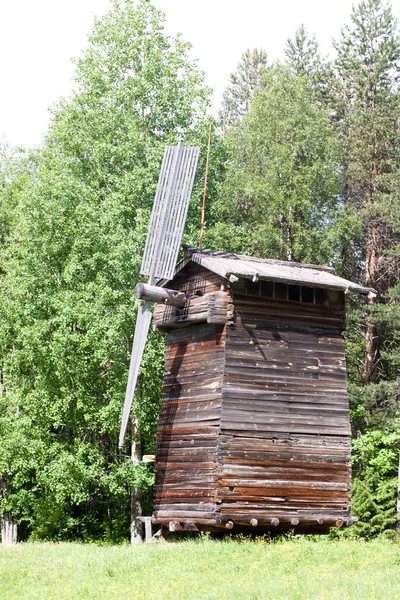 Mulino a vento in legno — Foto Stock