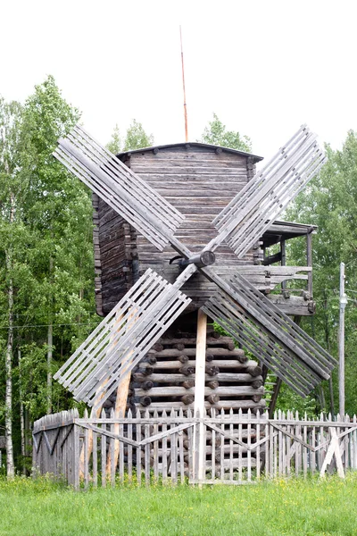 Holzwindmühle — Stockfoto