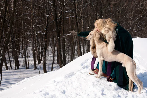 Blonde en saluki — Stockfoto