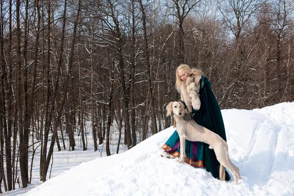 Blondynka i saluki — Zdjęcie stockowe