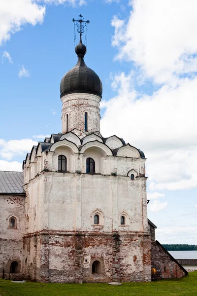 Белая церковь — стоковое фото