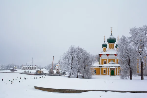 Weiße Bäume und gelbe Kirche — Stockfoto