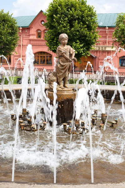 Estátua na fonte — Fotografia de Stock