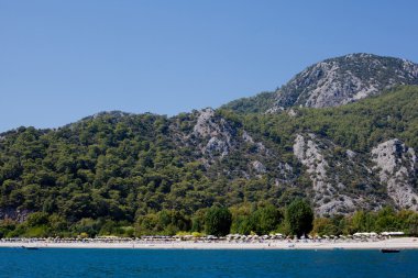 dağ altında Beach