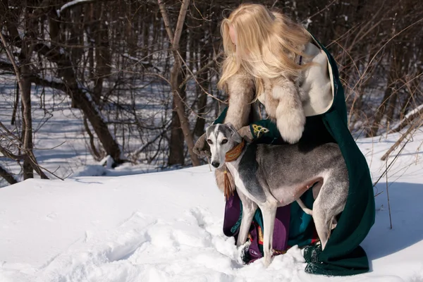 Saluki ve sarışın — Stok fotoğraf