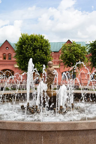 Standbeeld in de fontein — Stockfoto