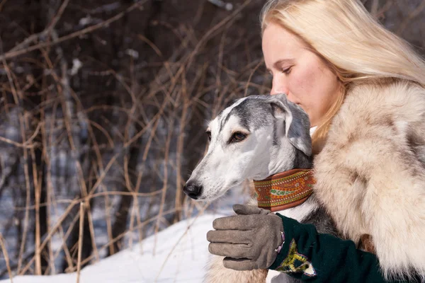 Blonde en saluki — Stockfoto