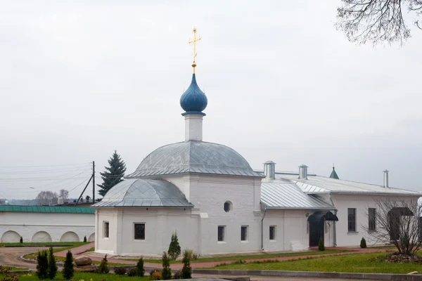 Белая церковь — стоковое фото