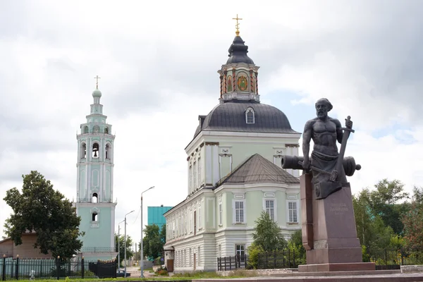 Православная церковь и памятник — стоковое фото