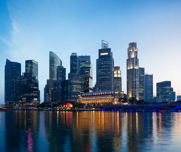 Singapore Skyline am Abend — Stockfoto