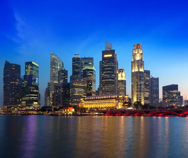 Singapore Skyline und Fluss am Abend — Stockfoto