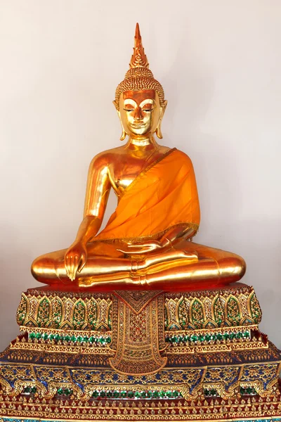 Сидящая статуя Будды вблизи, Таиланд — стоковое фото
